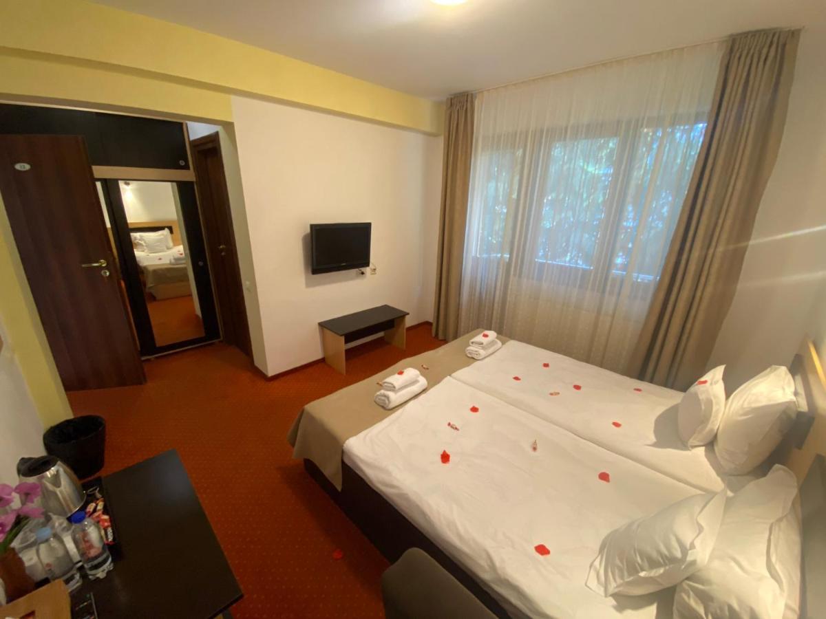 Flora Alpina Hotel Azuga Exterior photo